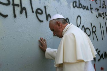 Le pape priant sur le &quot;mur de sécurité&quot; 