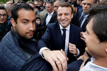 Alexandre Benalla auprès du candidat Emmanuel Macron le 5 mai 2017 à Rodez.