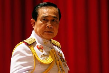 Prayuth Chan-ocha annonce que le roi Bhumibol de Thaïlande se range de son côté. 