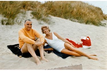 Georges Pompidou et son épouse Claude en vacances en Bretagne, en août 1968. Chaque matin, ils viennent discrètement de Carnac en 404 pour se baigner sur une grande plage déserte du Morbihan.