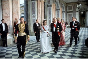 Georges Pompidou et son épouse Claude, lors de la soirée de gala donnée au Grand Trianon à Versailles en l'honneur de la reine Elizabeth II, en visite officielle en France avec son époux le prince Philip, en mai 1972.
