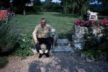 Georges Pompidou dans la cour de sa maison d'Orvilliers, dans les Yvelines, en juillet 1965.