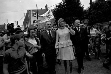 Georges Pompidou et son épouse Claude dans leur village d'Orvilliers, lors de la campagne du second tour de l'élection présidentielle en juin 1969.