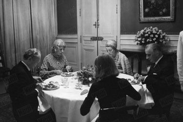 Georges Pompidou et son épouse Claude, premier diner à l'Elysée après son élection, en compagnie de Monsieur et Madame Castex (soeur de Claude) et de leur fille, en juin 1969.