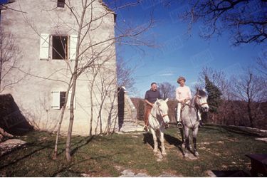 Georges Pompidou et son épouse Claude dans leur ferme de Cajarc, dans le Quercy, en mars 1965.