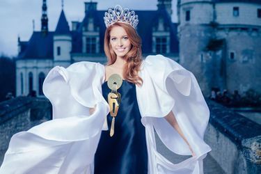Miss France 2018 pose dans une robe Yamina Couture au Château de Chenonceau pour Paris Match. Maquillage / Coiffure: Arnaud Sol Dourdin. Styliste: Stéphane Rolland, Haute Couture