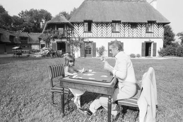 Été 1979, Omar Sharif, 47 ans, loue pour les vacances une grande villa sur les collines qui dominent Deauville. Le héros du «Docteur Jivago» est aussi l'un des joueurs de bridge les plus célèbres au monde, il donne ici une leçon de cartes à sa petite fille Marine qui a 6 ans.