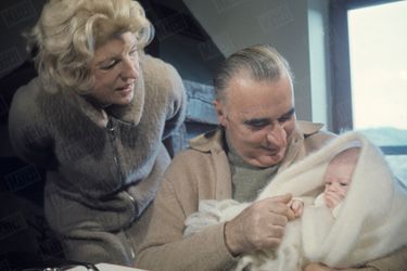 Georges Pompidou et son épouse Claude avec leur petit-fils Thomas, dans leur ferme de Cajarc, dans le Quercy, en décembre 1969.