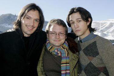 Rian Johnson, au centre, accompagné des acteurs Lukas Haas et Joseph Gordon-Levitt, à Sundance en 2005. 