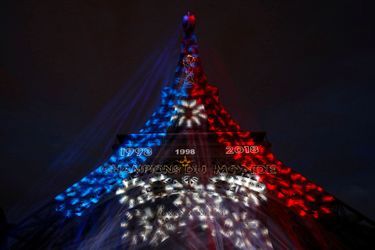 La Tour Eiffel aux couleurs de la victoire, dimanche soir.