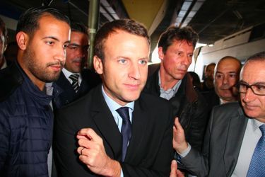 Alexandre Benalla, à gauche, aux côtés du candidat Emmanuel Macron, en novembre 2016.