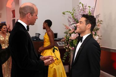 Le prince William salue l'acteur Rami Malek.