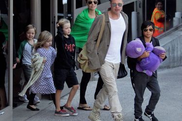 Brad Pitt, Angelina Jolie et leurs enfants Vivienne, Knox, Maddox, Shiloh, Pax et Zahara à Los Angeles, le 5 février 2014