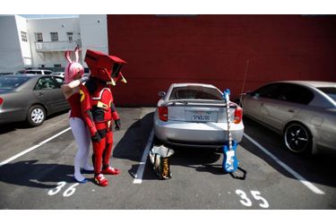 Deux "stars" d'un dessin animé japonais se garent au parking.