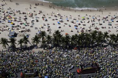 Des milliers de Brésiliens ont défilé dans les rues, comme ici sur Copacabana, à Rio
