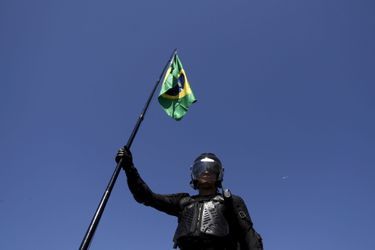Des milliers de Brésiliens ont défilé dans les rues, comme ici sur Copacabana, à Rio
