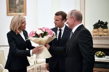 Vladimir Poutine a reçu Brigitte et Emmanuel Macron au Kremlin. 