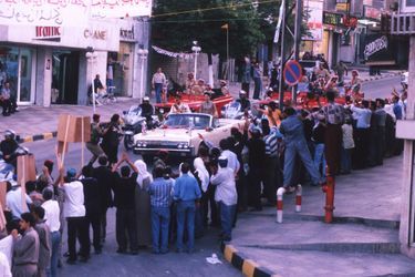Le roi Abdallah II de Jordanie, avec la reine Rania, le jour de son intronisation le 9 juin 1999 dans les rues d&#039;Amman 