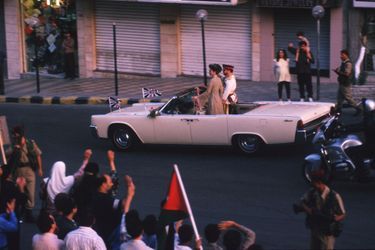 Le roi Abdallah II de Jordanie, avec la reine Rania, dans les rues d&#039;Amman le jour de son intronisation le 9 juin 1999 