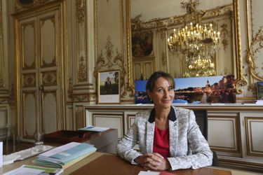 Le 7 avril, Ségolène Royal est assise à son bureau du ministère de l&#039;Ecologie, boulevard Saint-Germain.