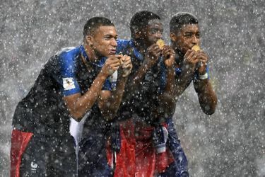 Kylian Mbappe (à g.), Ousmane Dembele (au centre) et Presnel Kimpembe (à dte) célèbrent la victoire de la France au Mondial 2018 à Moscou le 15 juillet.