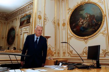 Le 17 mai 2012, Jean-Marc Ayrault dans son bureau de Matignon. A l&#039;Assemblée, il va retrouver un bureau sans meubles.