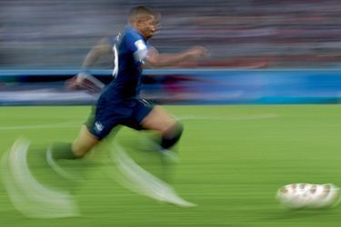 Un sprint qui fait voir flou aux photographes. A sa première prise de balle en demi-finale contre la Belgique, le 10 juillet.