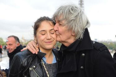 Izïa Higelin et son père Jacques, le 18 avril 2012.