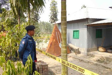 Un policier Bangladais tient la garde devant le lieu du meurtre d&#039;un prêtre hindou dans le district de Panchagarh le 21 février 2016. 