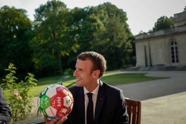 Le président de la République Emmanuel Macron s&#039;est vu offrir un ballon par le Premier ministre Erna Solberg.