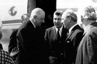 Charles de Gaulle est accueilli sur le tarmac de l&#039;aéroport de Cork par le Premier ministre irlandais Jack Lynch, le 10 mai 1969. Durant son séjour, il rencontrera également le président irlandais, Éamon de Valera.