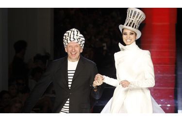 Jean-Paul Gaultier a présenté mercredi après-midi sa collection Haute Couture automne hiver 2012-2013, à l’occasion de la Fashion Week de Paris. Il s’est cette fois-ci inspiré du personnage de dandy décadent joué par Pete Doherty dans "Confession d'un enfant du siècle". Retour en images sur les plus belles créations du designer.
