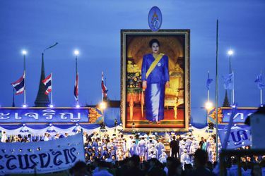 Ce mercredi 12 août, les Thaïlandais ont célébré l’anniversaire de l’épouse de leur souverain<br />
. Né en 1932, la reine Sirikit fête cette année ses 83 ans.Chaque dimanche, le Royal Blog de Paris Match vous propose de voir ou revoir les plus belles photographies de la semaine royale.