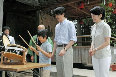 Après sa cousine la princesse Aiko et lui aussi avec ses parents, le petit prince Hisahito du Japon a visité ce vendredi 7 août le musée mémorial national Showa à Tokyo<br />
 consacré à la Seconde Guerre mondiale dans son pays. Son visage grave tranchait assurément avec celui, radieux, qu’il affichait mi-juillet à Yuza, un bourg de la préfecture de Yamagata. Accompagnant ses parents dans une tournée placée sous le signe de la danse et de la musique sacrée, patrimoine immatériel  japonais, Hisahito s’était vu confier des baguettes pour jouer sur des tambours. Chaque dimanche, le Royal Blog de Paris Match vous propose de voir ou revoir les plus belles photographies de la semaine royale.