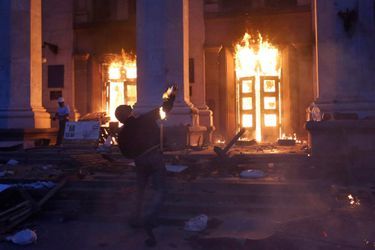 Vendredi 2 mai, un des manifestants pro-Kiev jette une bombe à pétrole sur la Maison des syndicats déjà en flammes. A l’intérieur, les pro-Russes qui les ont affrontés un peu plus tôt.