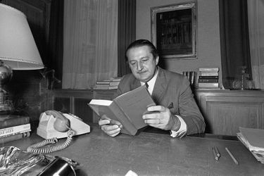 Le 7 octobre 1970, le P-DG des éditions Plon, Marcel Jullian, présente le tome I des «Mémoires d&#039;espoir» du Général de Gaulle, dans son bureau à Paris.