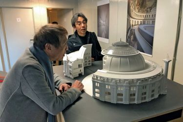  Tadao Ando, à g., avec un membre de son studio.