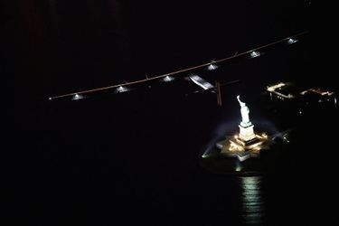 Solar Impulse au-dessus de la statue de la Liberté