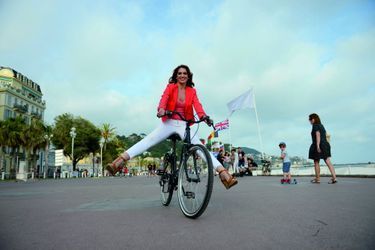 La journaliste franco-tunisienne, ici le 1er juin à Nice sur la promenade des Anglais, lancée dans une carrière d'écrivaine.