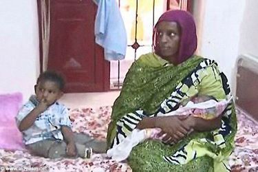 Incarcérée depuis février avec son fi ls, Martin, 20 mois, Meriam a donné naissance à Maya le 27 mai, dans cette prison pour femmes, à Omdurman, près de Khartoum. On lui reproche notamment son mariage à un chrétien, Daniel Wani, en décembre 2011