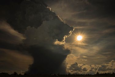 Le volcan Sinabung en éruption, le 9 juin 2019.