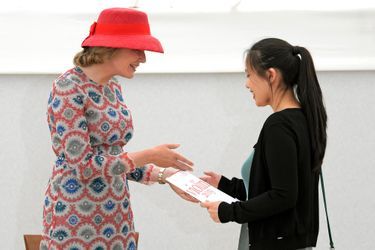 La reine des Belges Mathilde, avec Stella Chen qui a remporté le Concours Reine Elisabeth, à Waterloo le 28 mai 2019