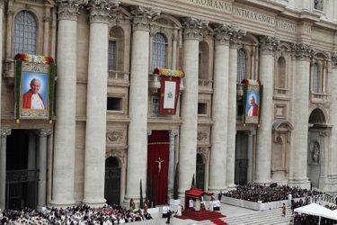 Place Saint-Pierre à Rome, dimanche 27 avril en fi n de matinée. Aux acclamations de la foule et au son des cloches, la messe de canonisation s’achève sous les portraits de Jean-Paul II et Jean XXIII, « deux hommes courageux », a déclaré le pape François durant son homélie.