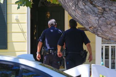 Deux policiers interviennent chez Christine Ouzounian à Los Angeles le 12 août 2015