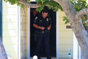 Deux policiers interviennent chez Christine Ouzounian à Los Angeles le 12 août 2015