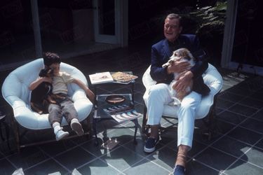 John Wayne avec son fils John Ethan, 7 ans, à Newport Beach, Californie, en juin 1967.