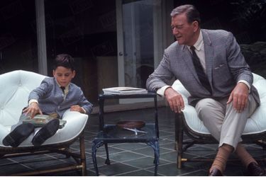 John Wayne avec son fils John Ethan, 7 ans, à Newport Beach, Californie, en juin 1967.