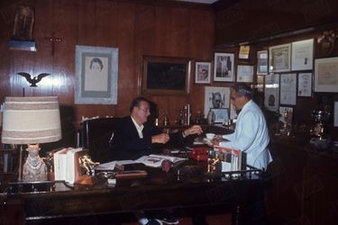 John Wayne dans le bureau de sa villa de Newport Beach, Californie, en juin 1967.