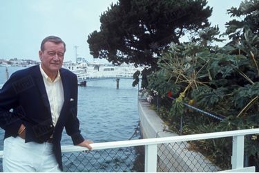 John Wayne devant sa villa, à Newport Beach, Californie, en juin 1967.