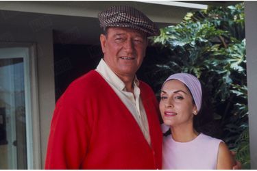 John Wayne chez lui avec son épouse Pilar, à Newport Beach, Californie, en juin 1967.